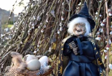 Vedle čarodějnice leží vajíčka.