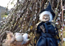 Vedle čarodějnice leží vajíčka.