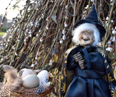 Vedle čarodějnice leží vajíčka.