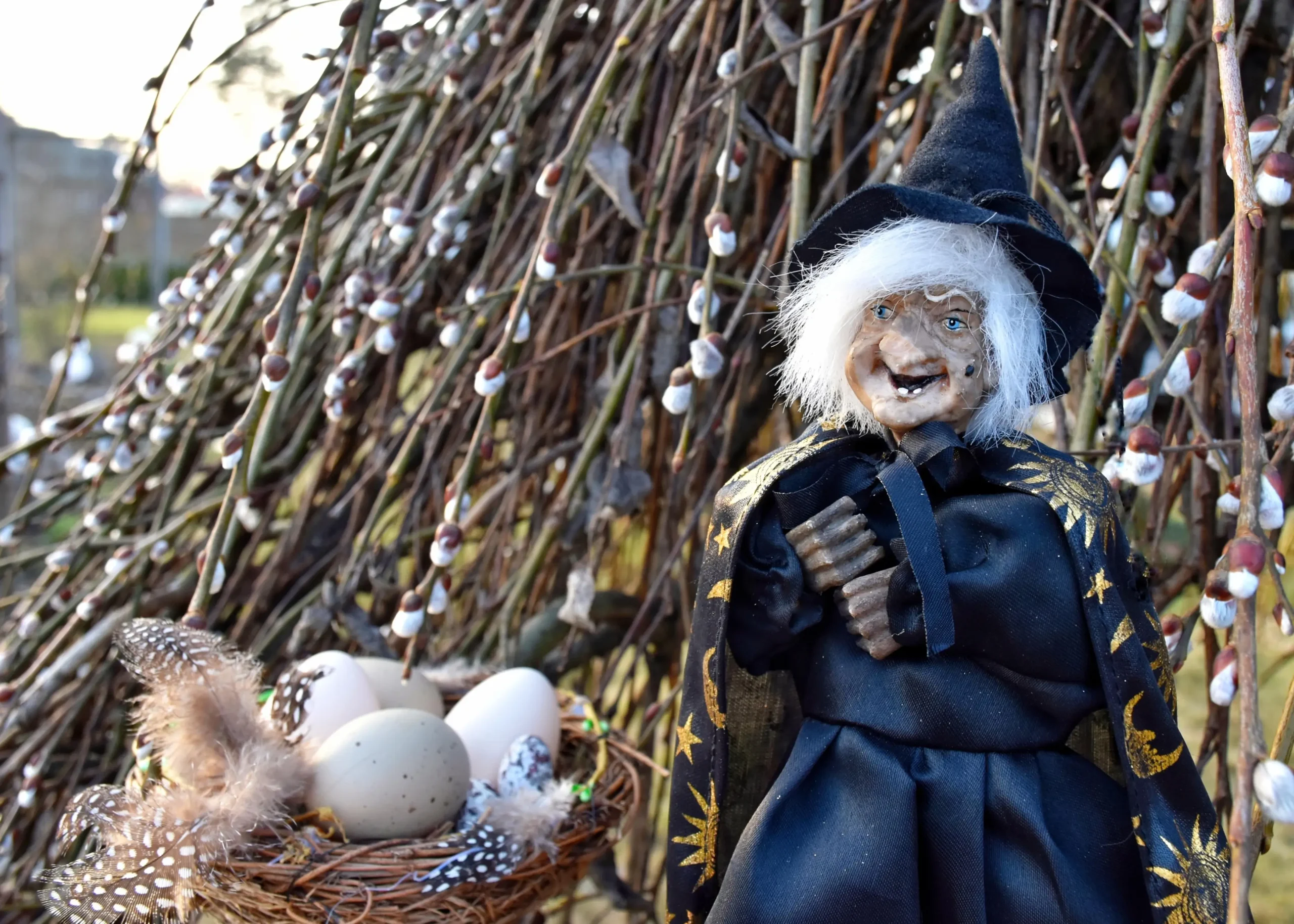 Vedle čarodějnice leží vajíčka.