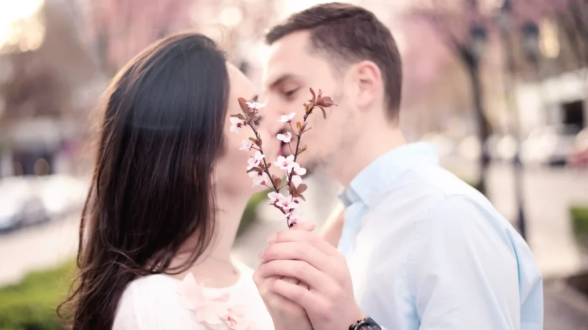 Mladý pár pod rozkvetlou třešní