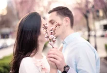 Mladý pár pod rozkvetlou třešní