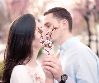 Mladý pár pod rozkvetlou třešní