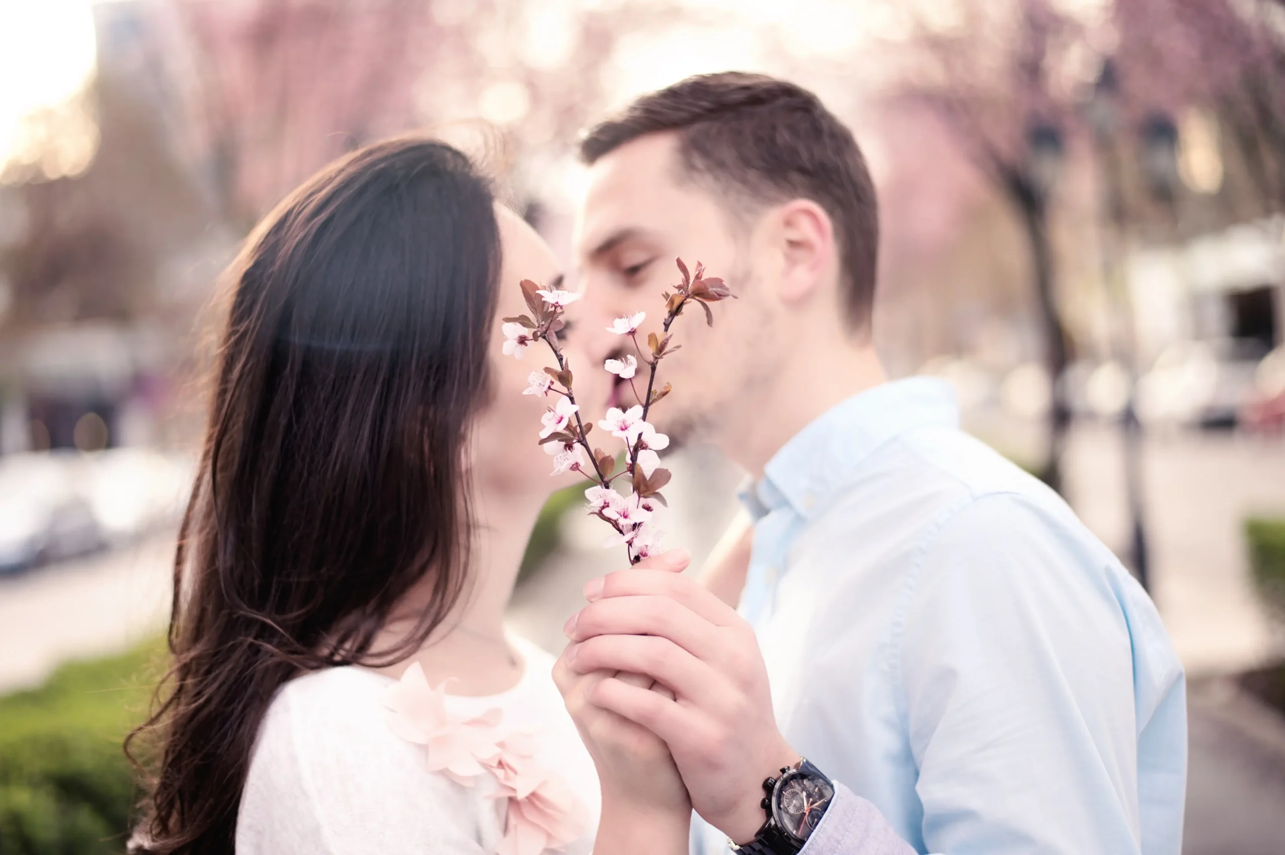 Mladý pár pod rozkvetlou třešní