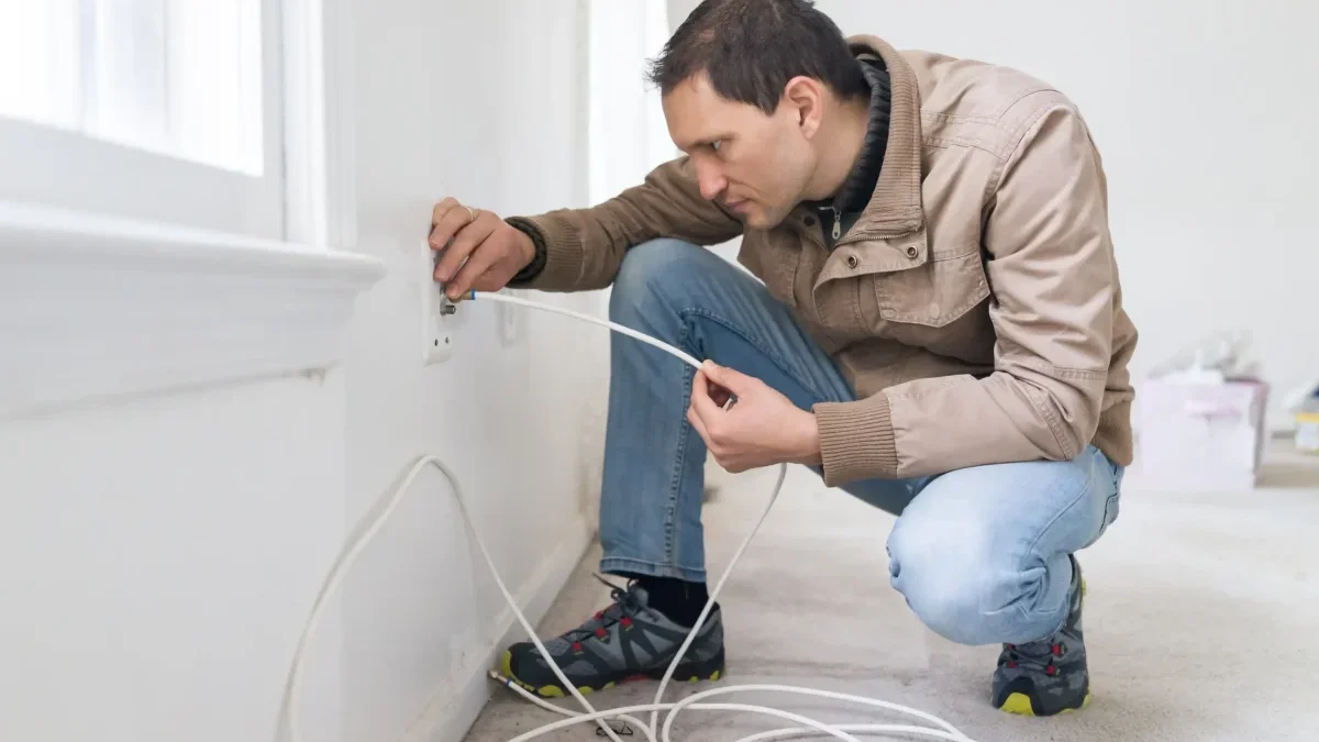 Muž s kabelem v ruce.