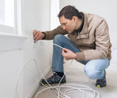 Muž s kabelem v ruce.