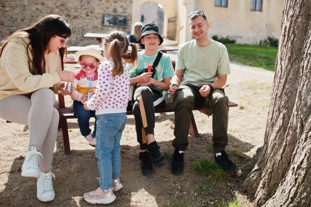 Lidé sedí na lavičce.