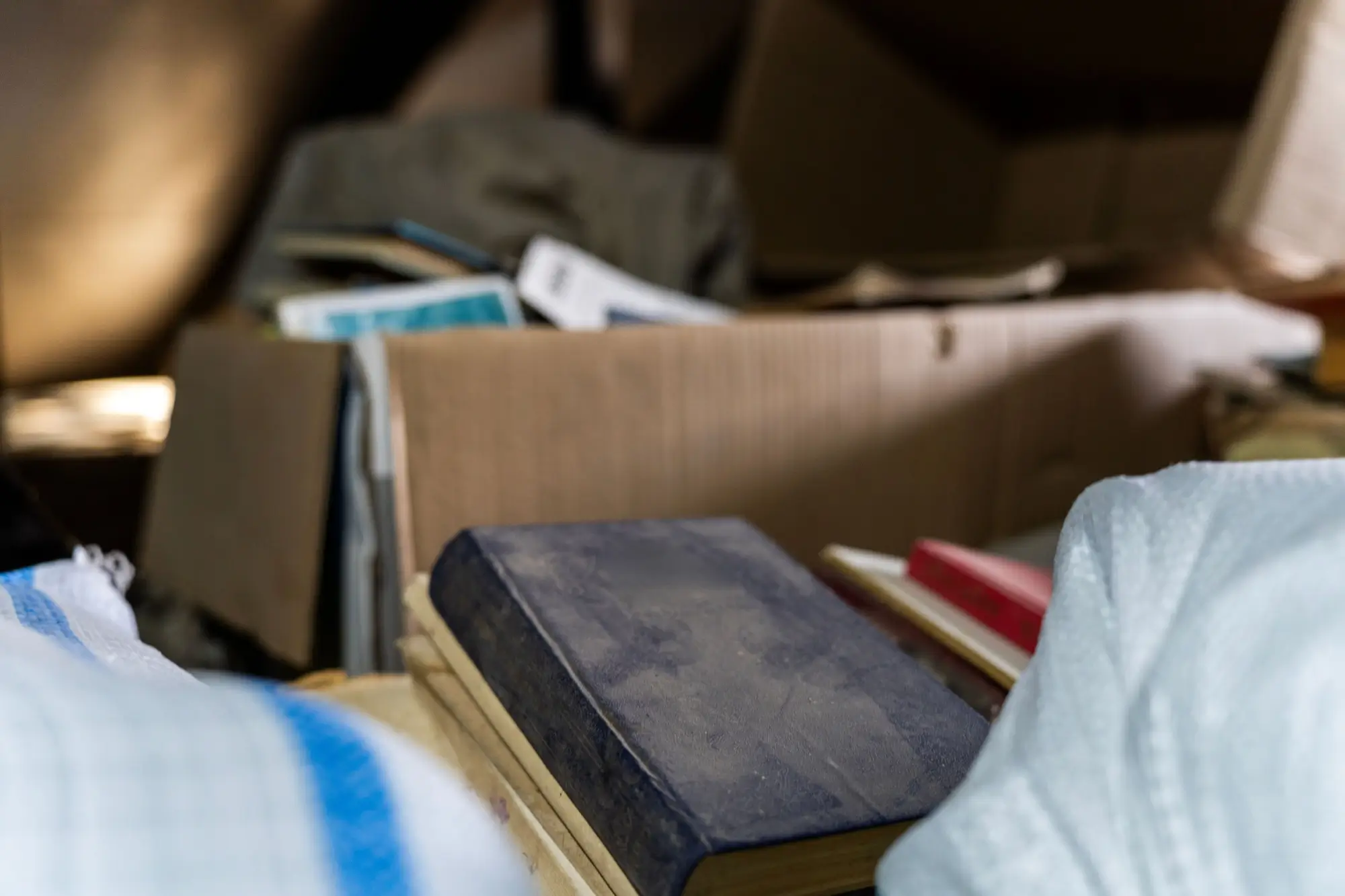 Na půdě na staré věci sedá prach