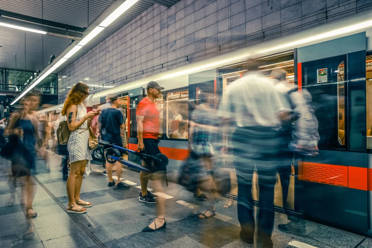 Lidé se pohybují v metru. 
