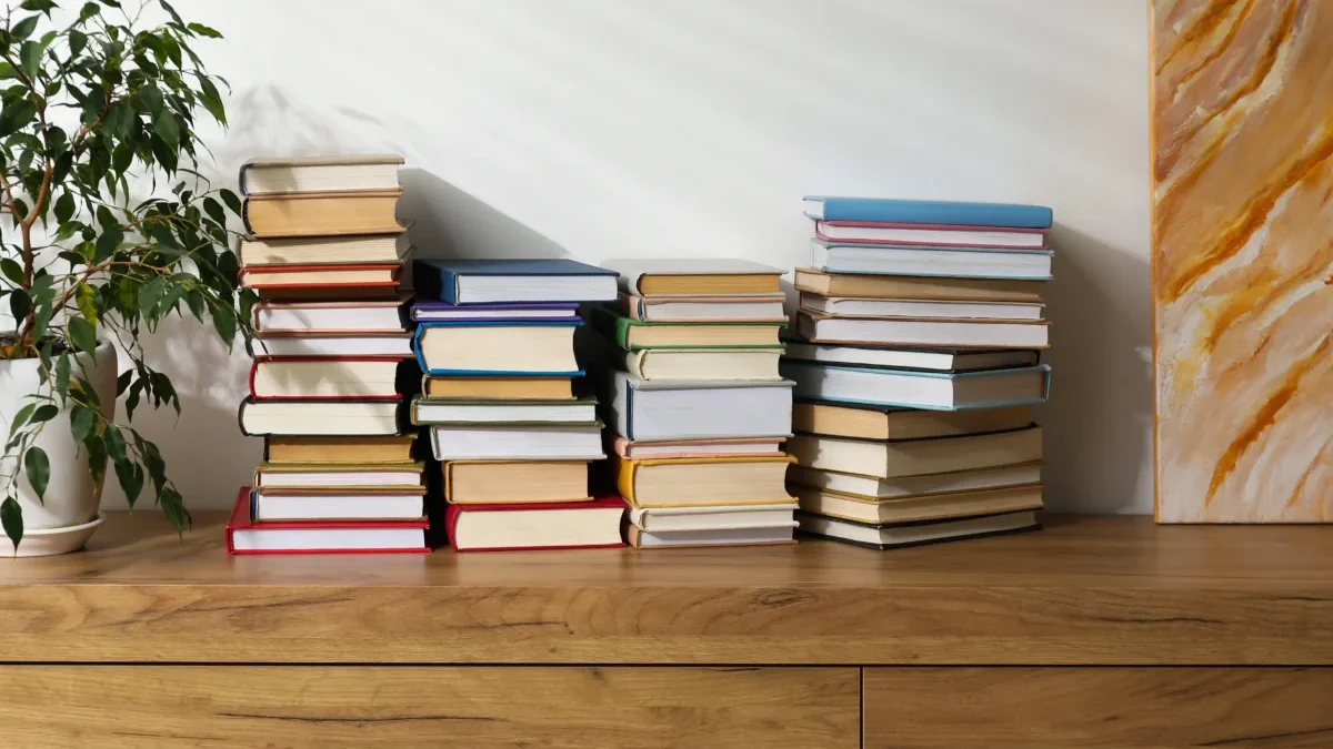 Na sobě leží několik knih.