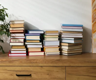 Na sobě leží několik knih.