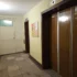 Chodba v paneláku s výtahem a nástěnkou