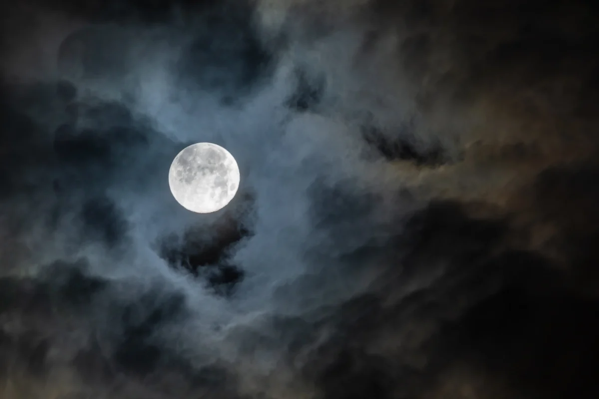 Měsíc září na obloze.