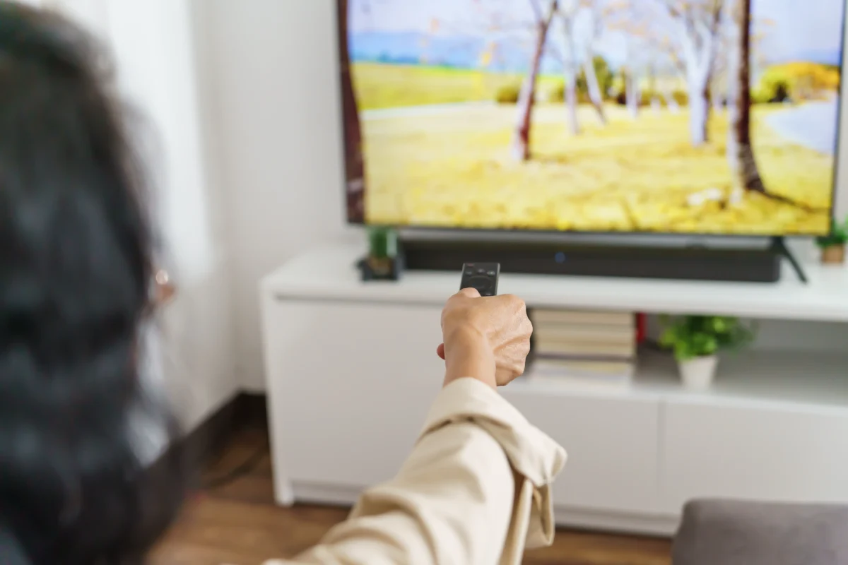 žena sleduje televizi