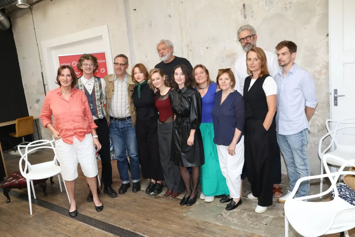 Herci ze seriálu Bratři a sestry stojí vedle sebe.