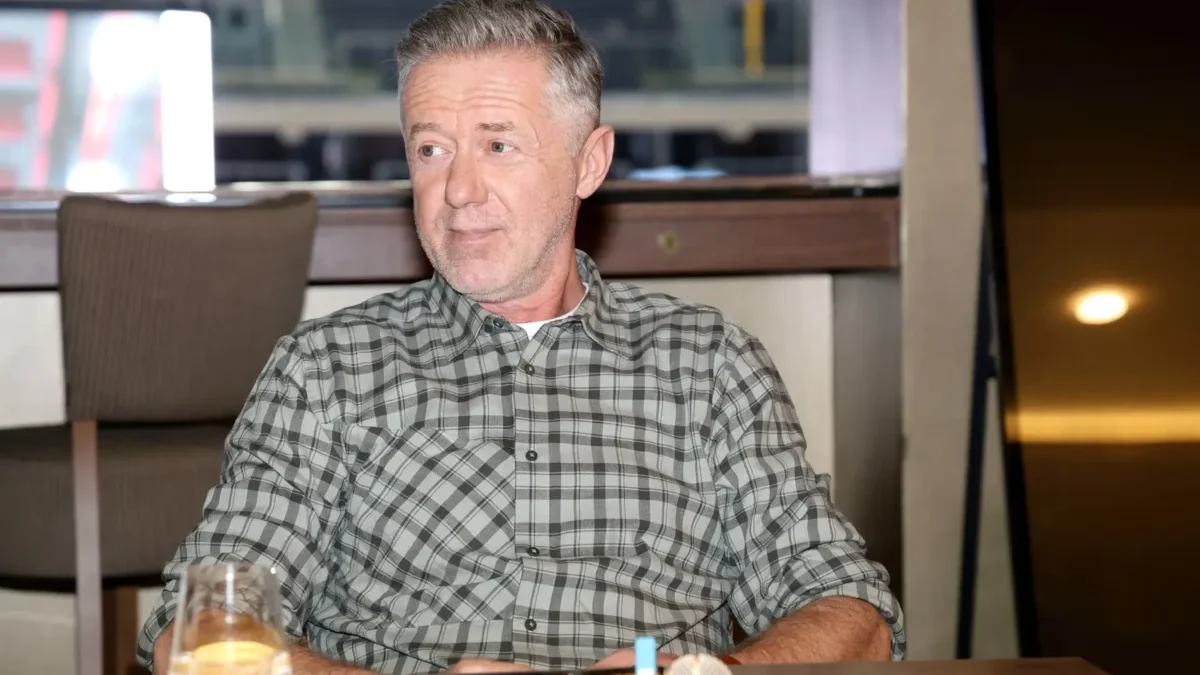 Jiří Langmajer sedí na židli.