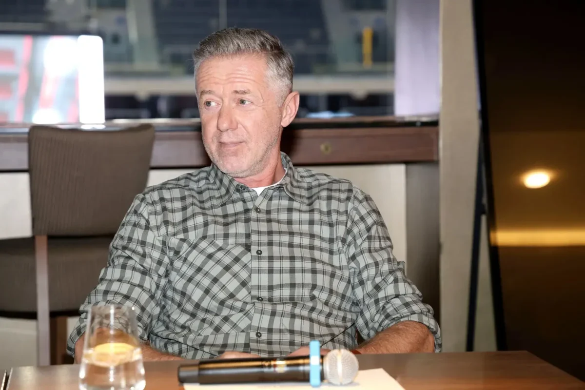 Jiří Langmajer sedí na židli.