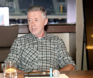 Jiří Langmajer sedí na židli.