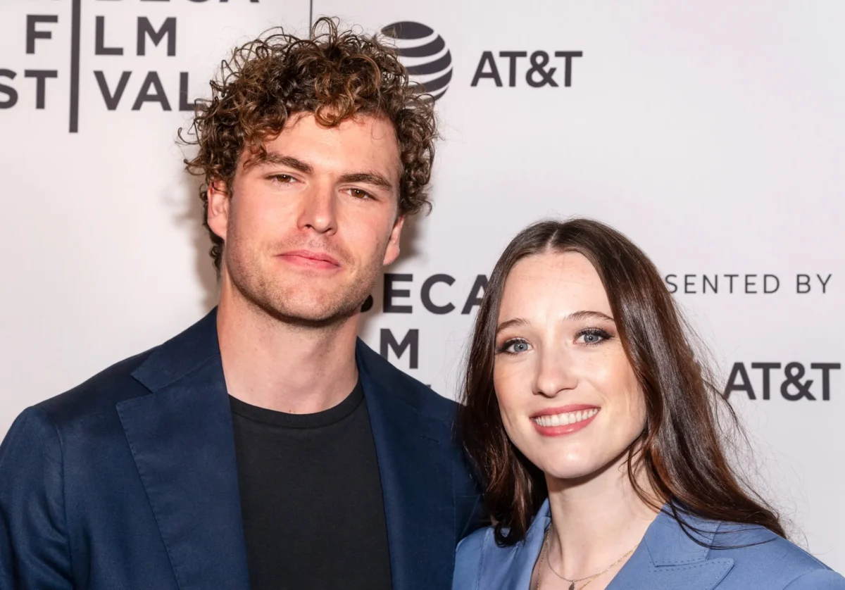 Sophie Lowe stojí vedle muže.