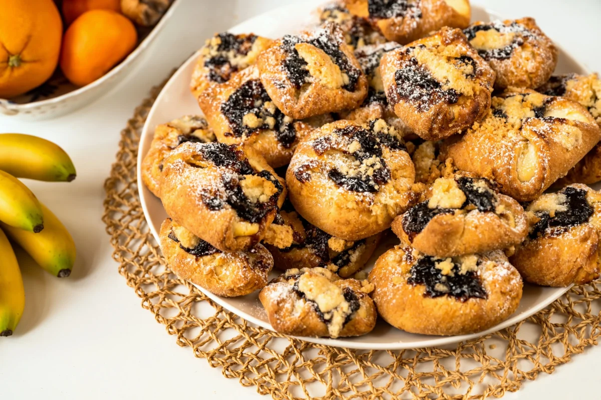 Na talíři jsou nandané koláčky. 