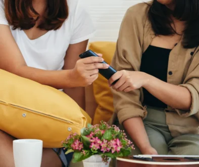 Ženy si podávají TV ovladač.