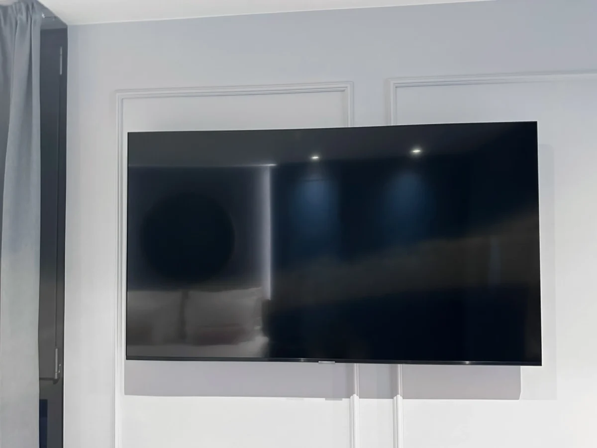 Na stěně visí televize.