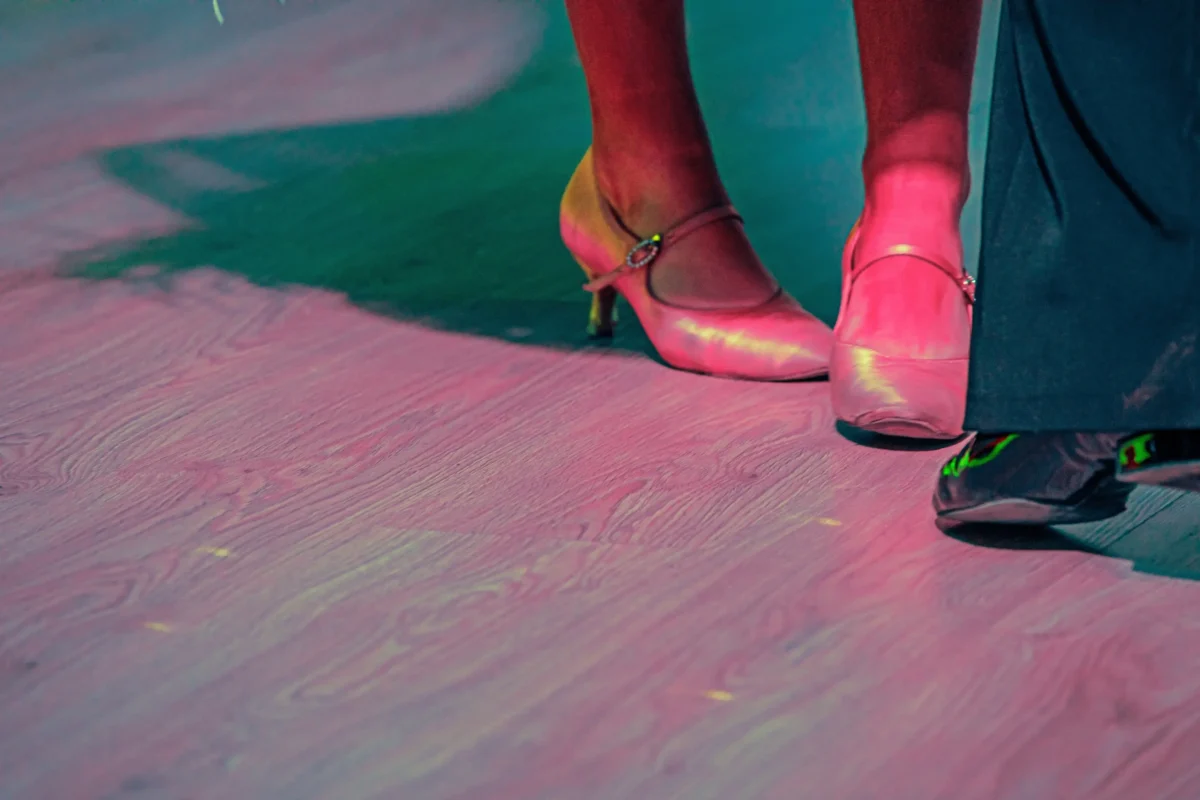 Muž se ženou tancují na pódiu. 