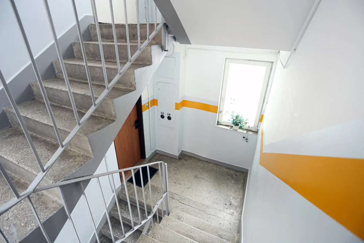 Paneláková chodna se schody