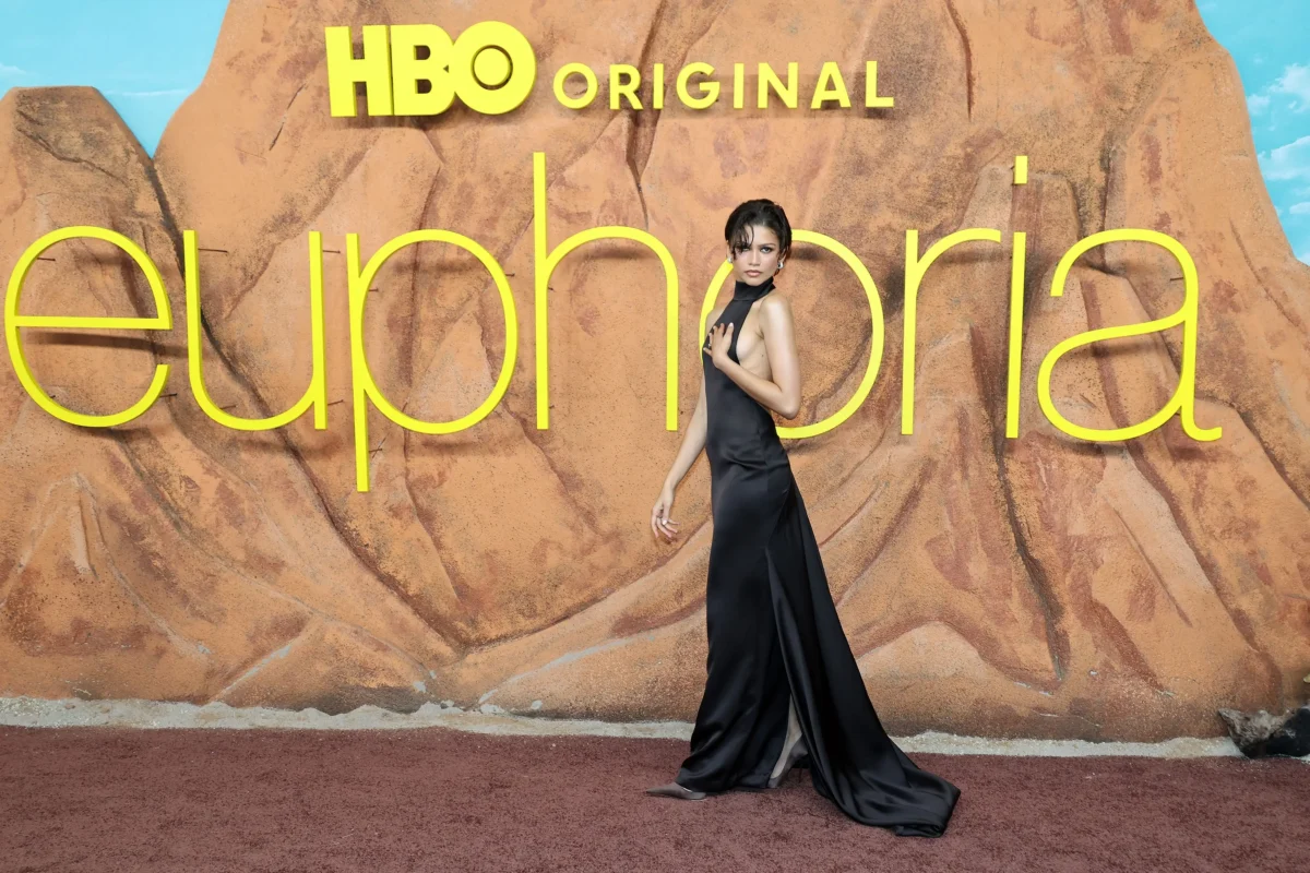 Zendaya pózuje na premiéře Euforie.