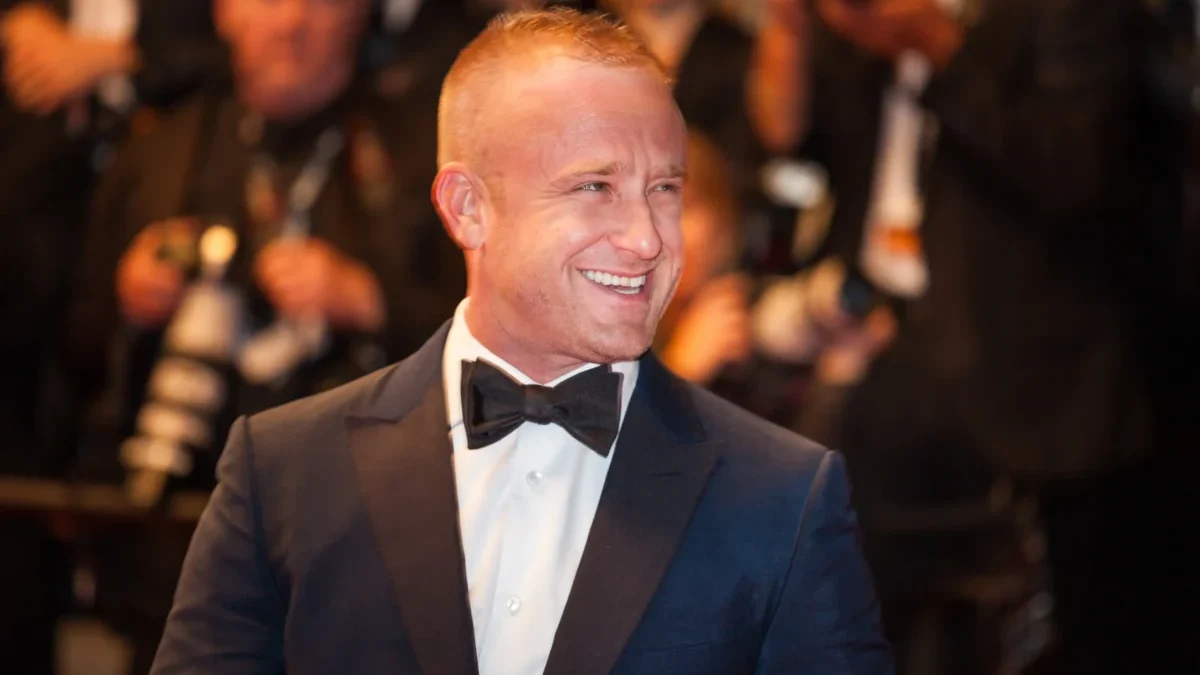 Ben Foster se usmívá.