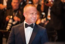 Ben Foster se usmívá.