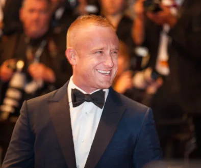 Ben Foster se usmívá.