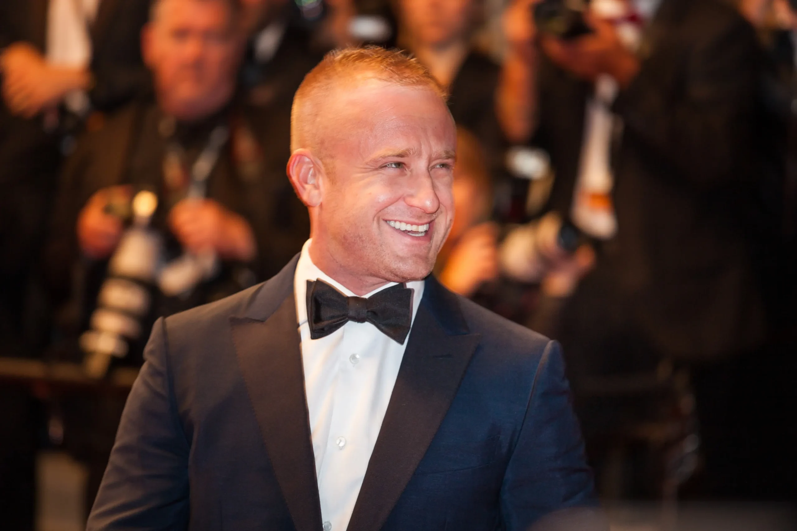 Ben Foster se usmívá.