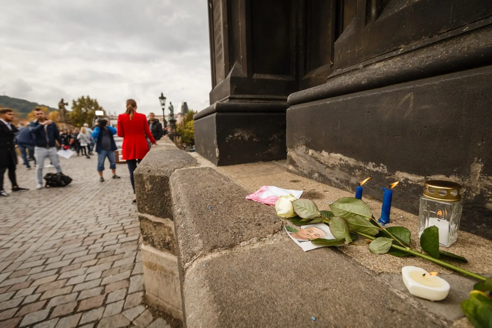 Pietní místo na Karlově mostě