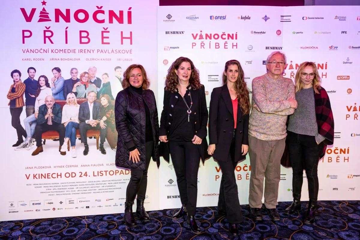 Lidé, kteří si zahráli ve filmu Vánoční příběh, stojí vedle sebe. 