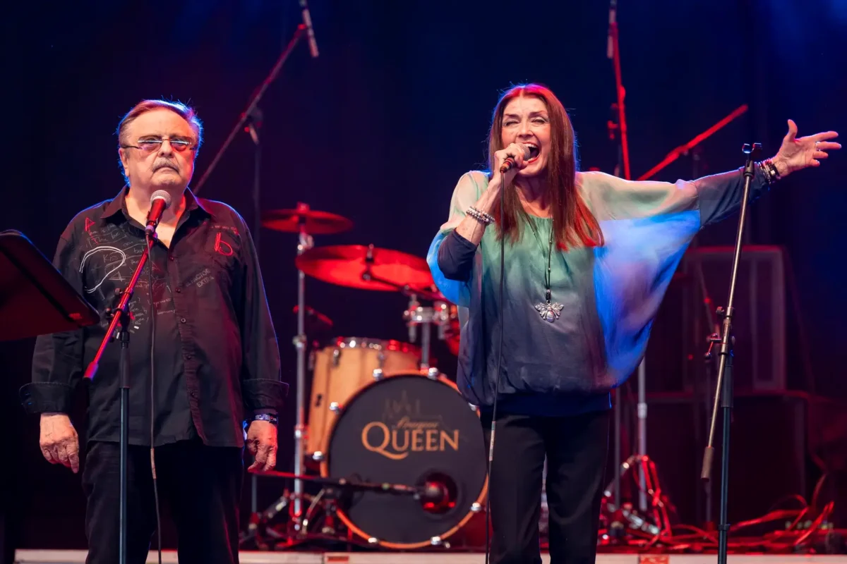 Petr Spálený a Miluška Voborníková vystupují na pódiu. 