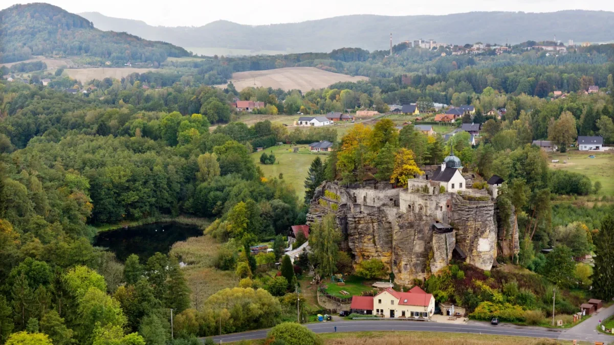 Pohled na Sloup v Čechách, kterému dominuje hrad.