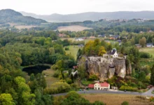 Pohled na Sloup v Čechách, kterému dominuje hrad.