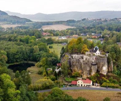 Pohled na Sloup v Čechách, kterému dominuje hrad.