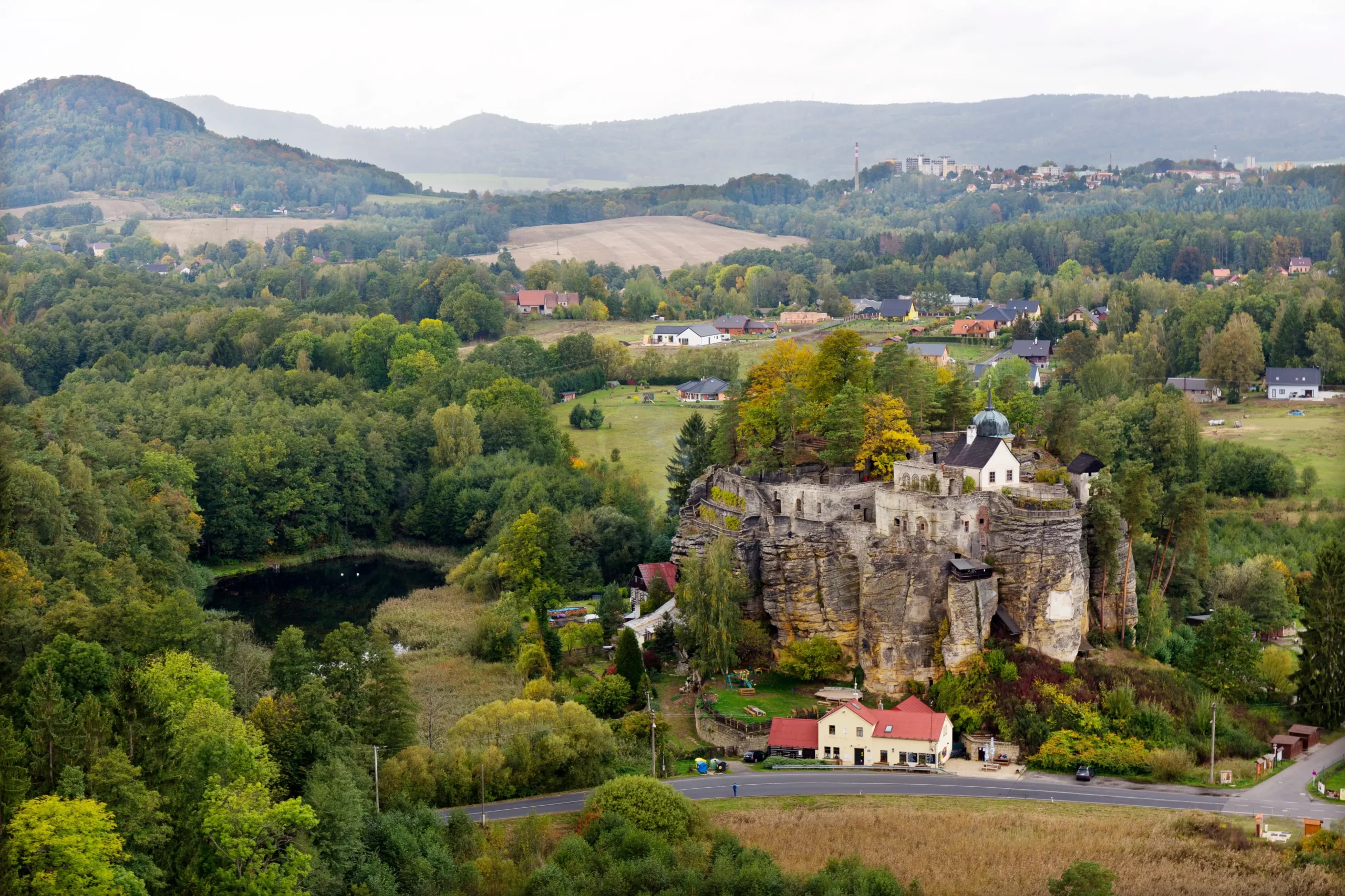 Pohled na Sloup v Čechách, kterému dominuje hrad.
