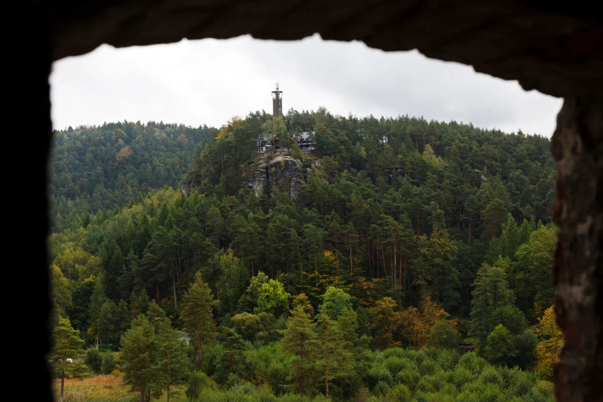 Výhled z hradu na rozhlednu 