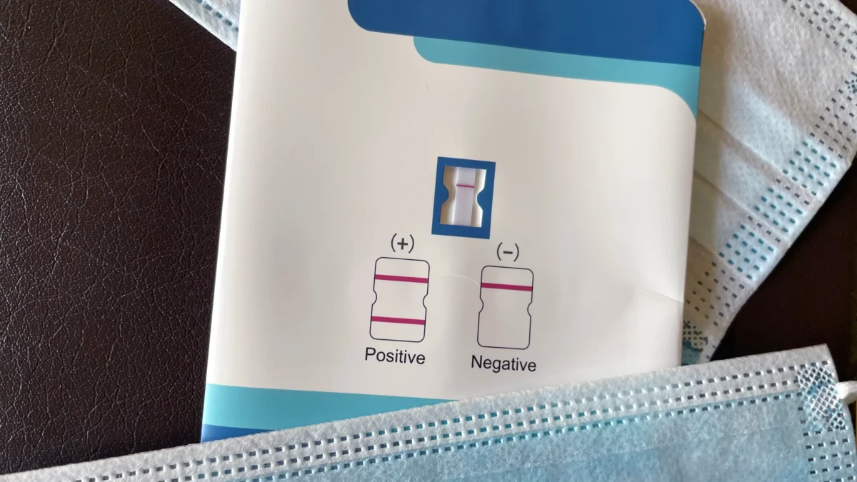 U roušek leží test na covid. 