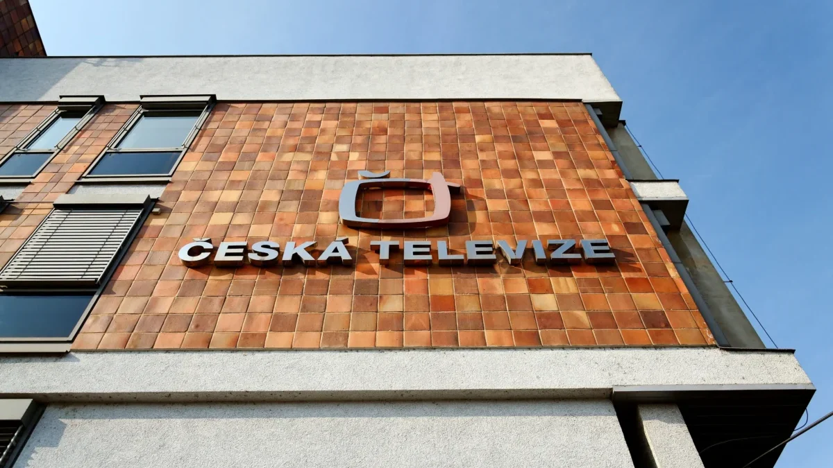 logo České televize na stěně
