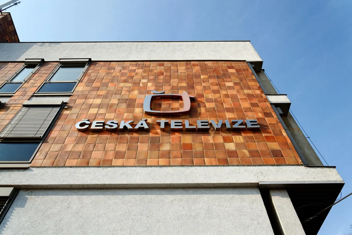 logo České televize na stěně