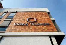 logo České televize na stěně