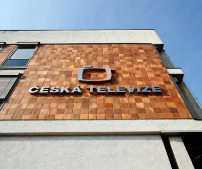 logo České televize na stěně