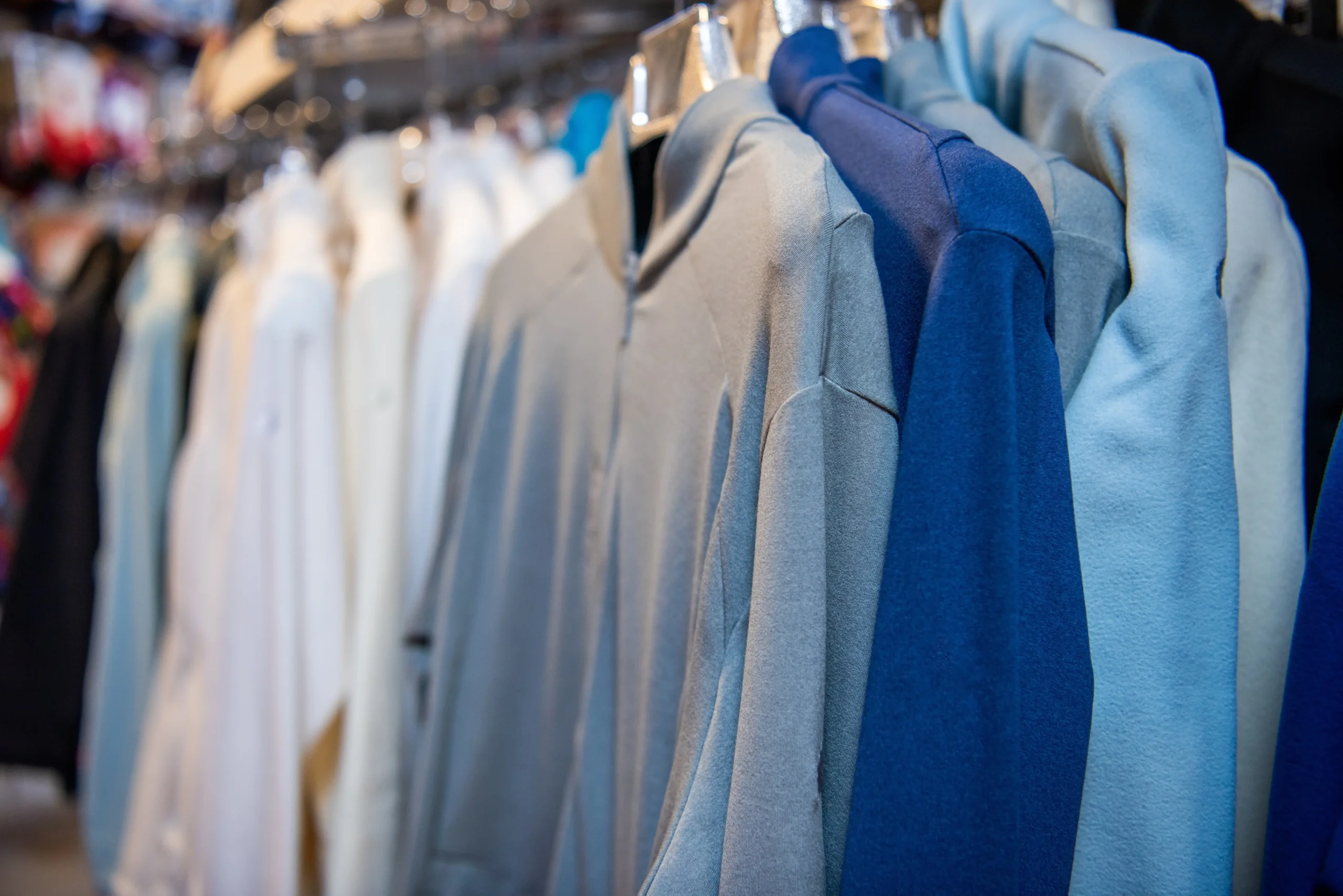 Modré oblečení na věšáku