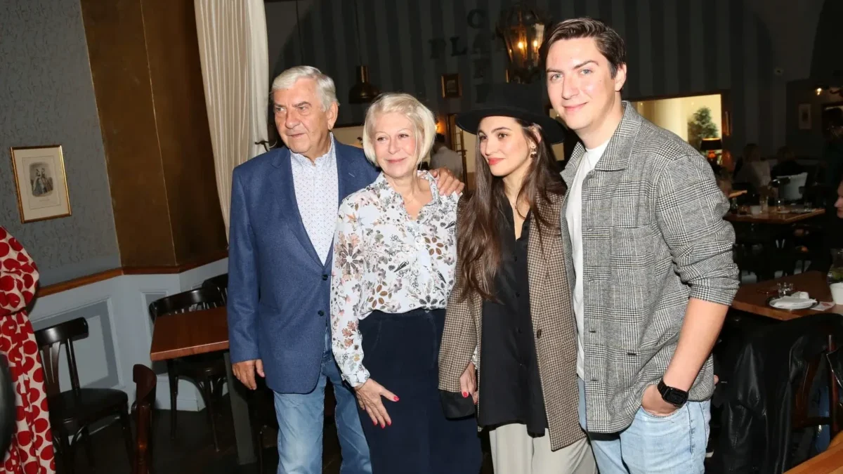 dva muži a dvě ženy vedle sebe