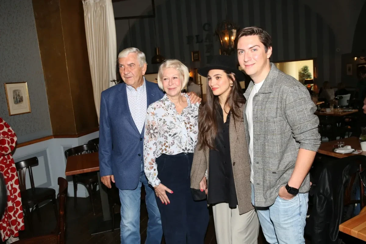 dva muži a dvě ženy vedle sebe