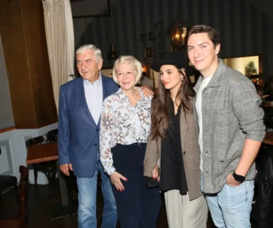 dva muži a dvě ženy vedle sebe